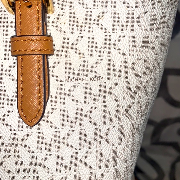 ***SOLD*** Michael Kors Jet Set Medium Signature Pocket Tote - Picture 9 of 14